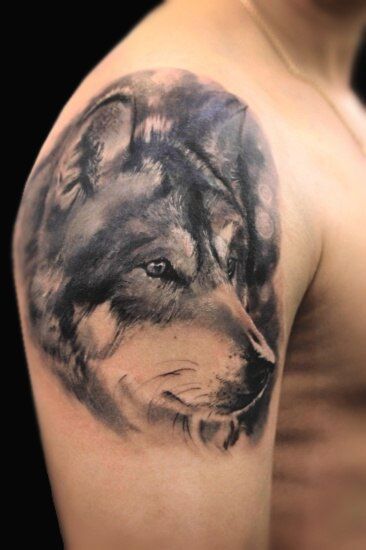 Татуировка волк на плече