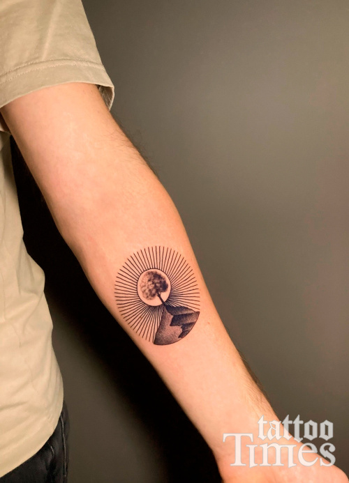 Татуировка дерево на предплечье