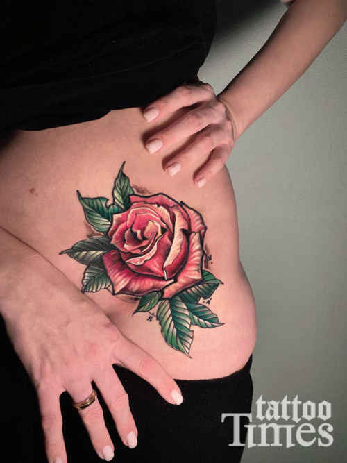 Тату роза на животе