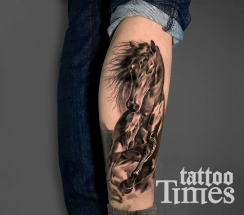 Тату конь на голени