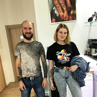 Валерия - тату лев в пионах