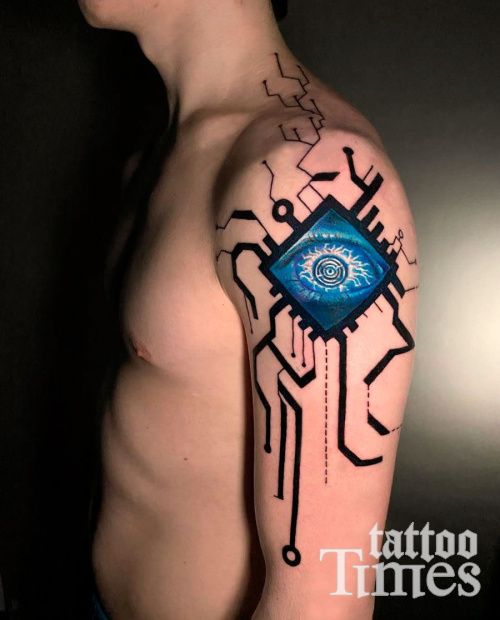 Тату глаз с микросхемой