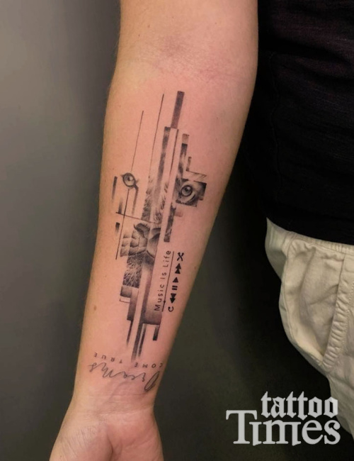 Тату лев графика на руке