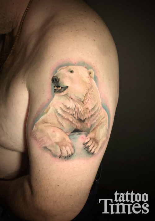 Тату белый медведь на плече